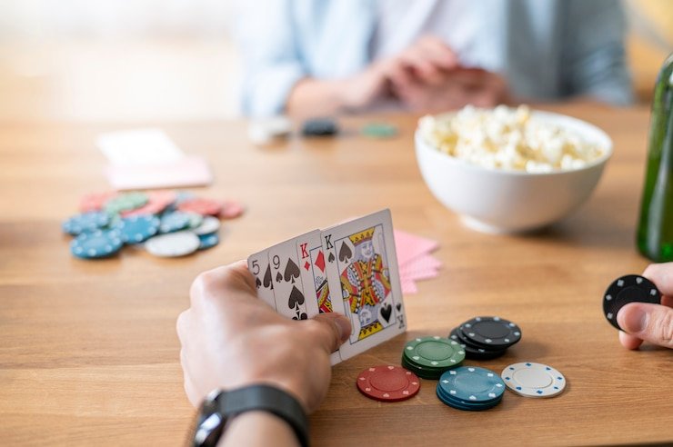 Tabel hadiah permainan slot dengan simbol dan nilai pembayaran berwarna-warni