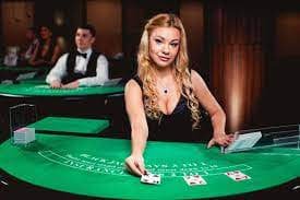 Studio dealer langsung dengan meja roulette dan tampilan tabel hadiah di layar